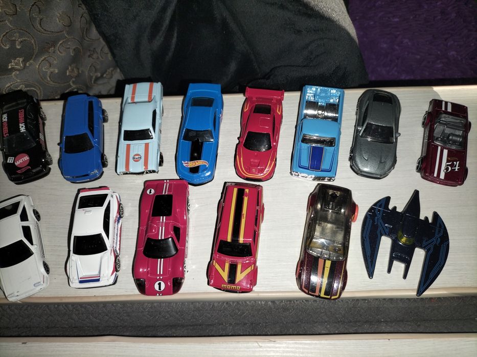 Продам машинки хотвилс