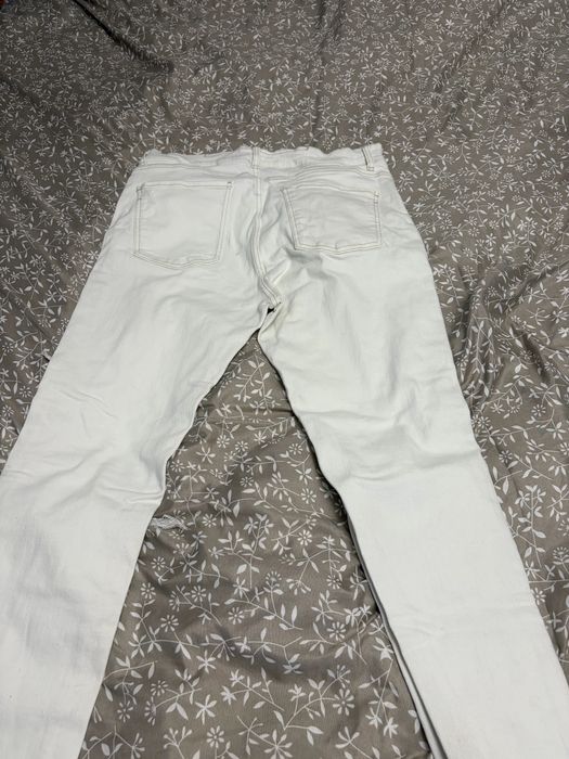 Бели мъжки дънки ZARA – Distressed модел с графики (Размер 46)