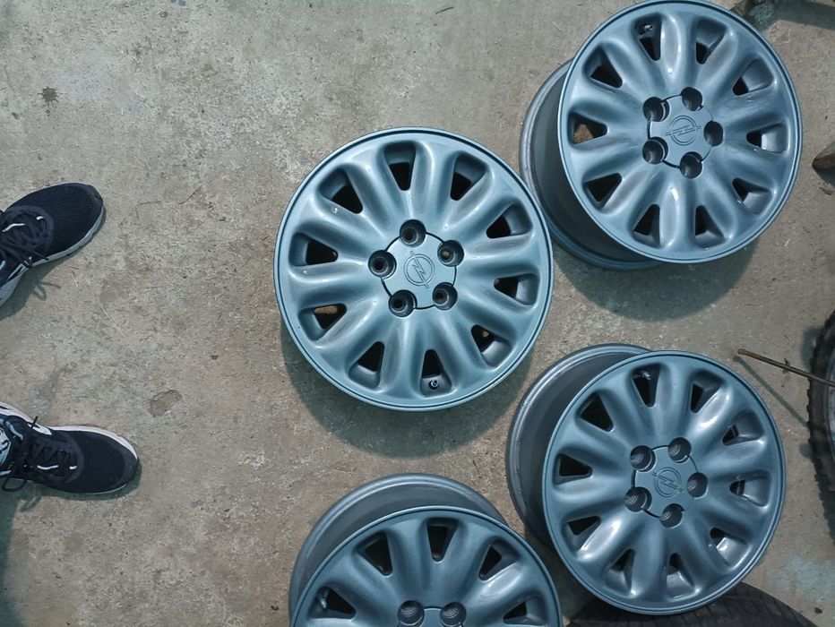 Jante aliaj originale Opel Zafira 5x110 R15.
Pret: 700lei.
Locatie: Ar