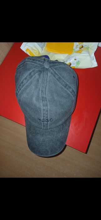 Șapcă Hugo Boss,unisex,reglabilă la mărime,am lăsta nr de telefon m ai jos dar apliactia îl blurează,accept mesaj