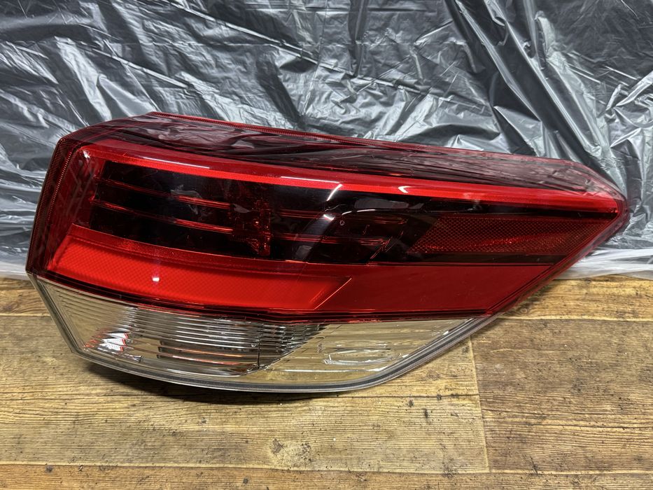 Фонарь Toyota Хайландер Оригинал