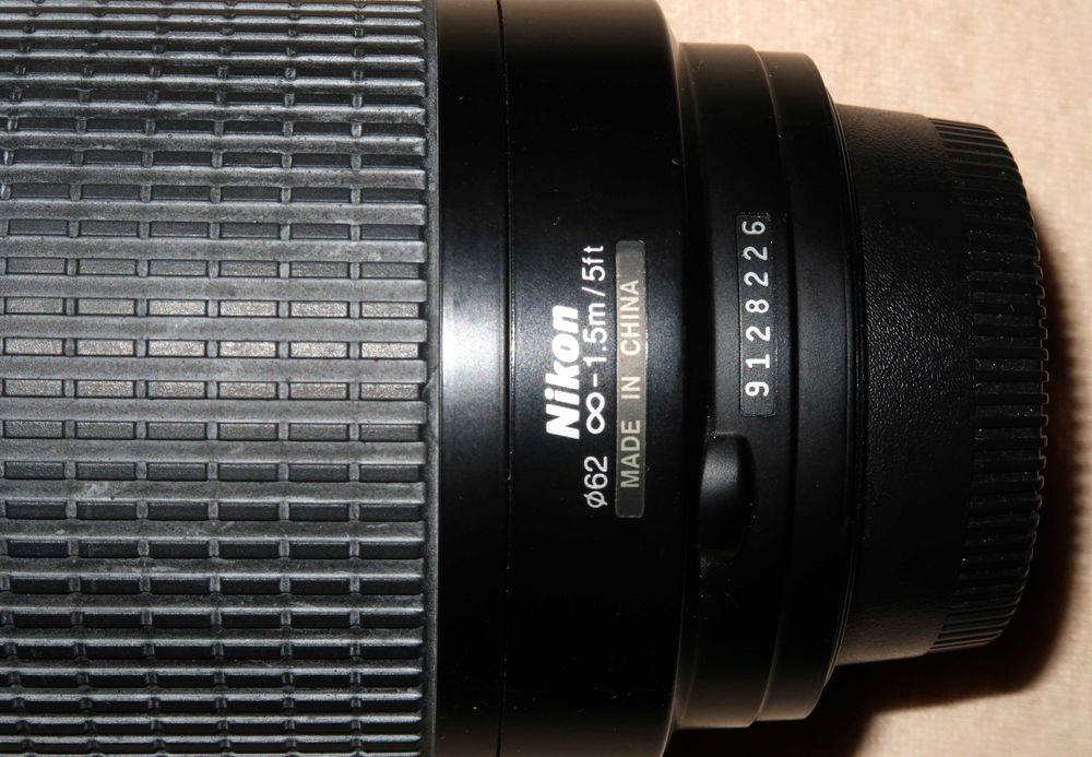 Obiectiv Nikon 70-300 f/1,4-5,6 folosit putin