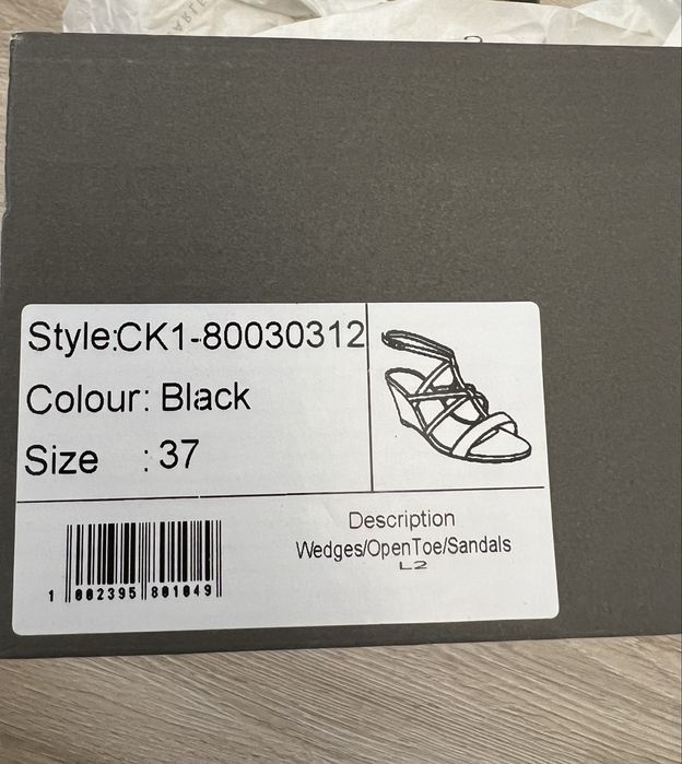 Продаются босоножки Charles & Keith