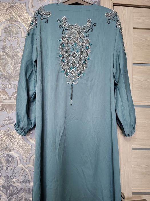 Вечернее женское платье со стразами