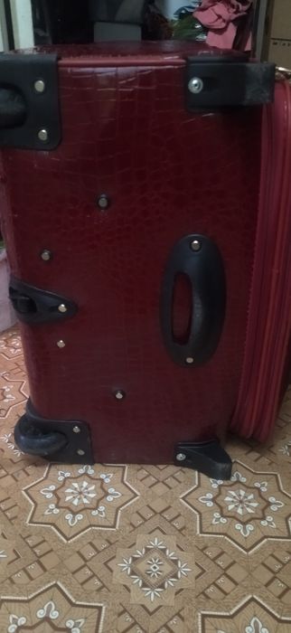 продам большой чемодан