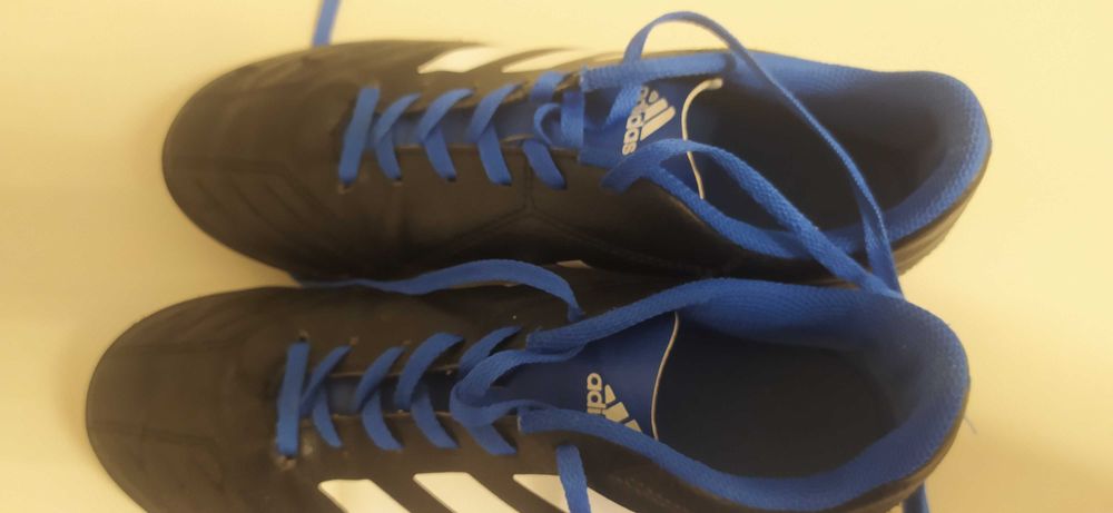 Продавам футболни стоножки Adidas- номер 38