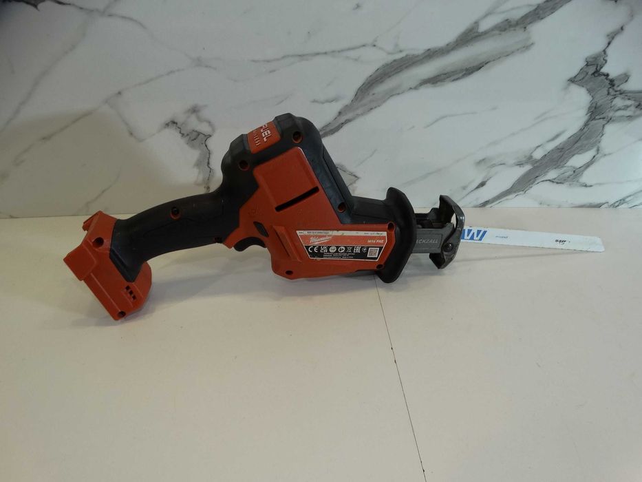 Milwaukee M18 FHZ - Компактен саблен трион