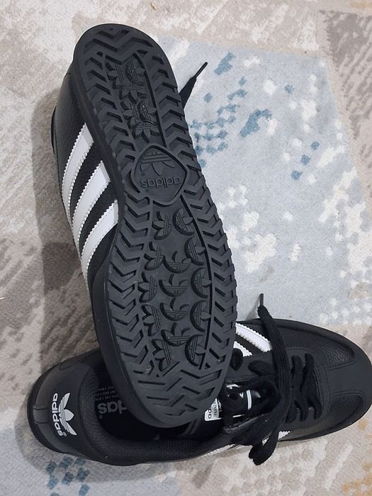 Кроссовки адидас