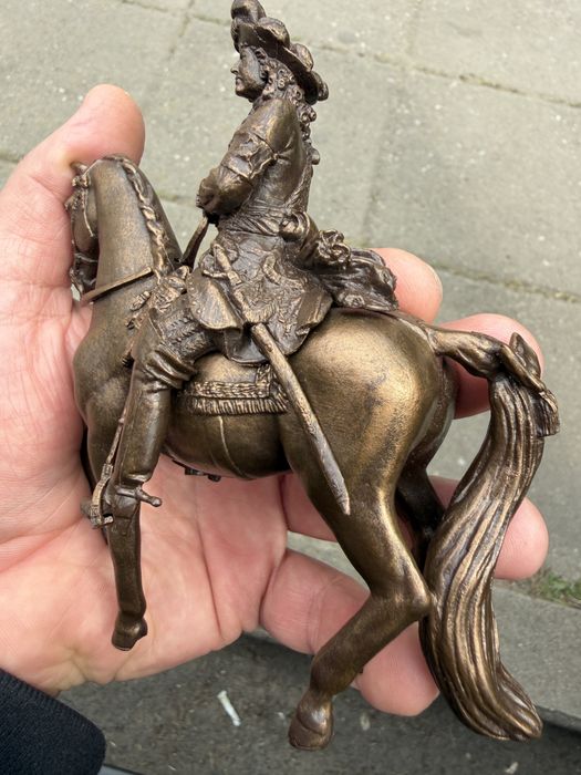 Статуетка на PAPO. Декоративна фигурка