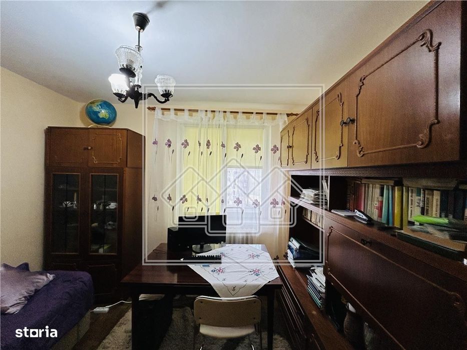 Ap cu 3 camere, balcon, Zona Strand, la cheie, zona buna