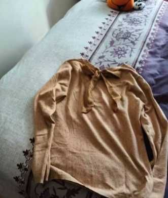 pulover de culoarea alunului