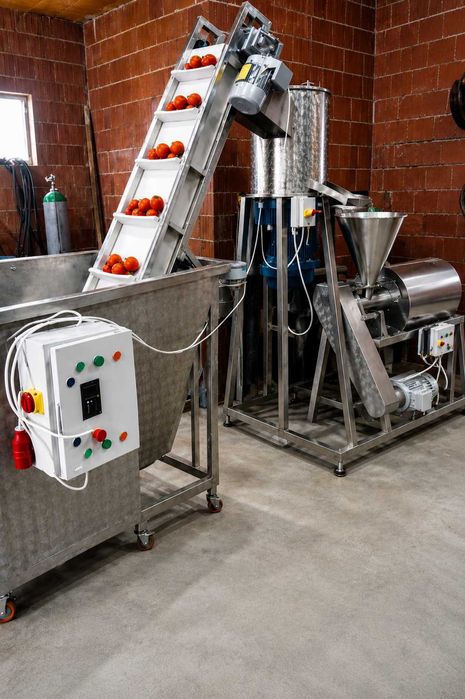 Linie productie suc natural din rosii, mere, pere, gutui - spalator, tocator, desamburitor, presa, pasteurizator electric cu umplere in sticle/pungi