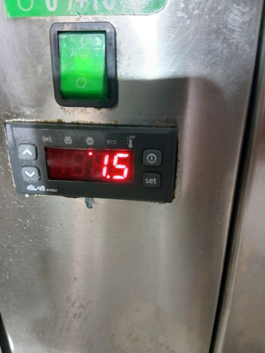 Vând masa rece cu  2 usi