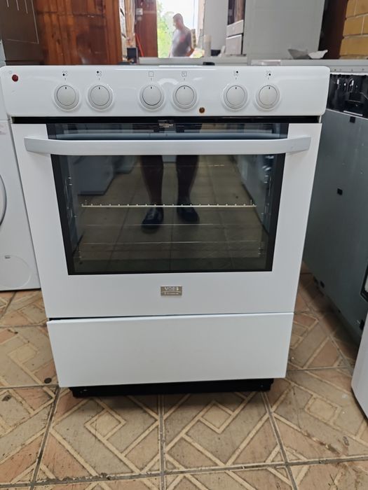 Свободно стояща печка с керамичен плот Voss Electrolux с 2години гаранция!