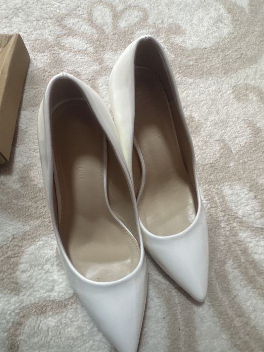Pantofi albi 39.