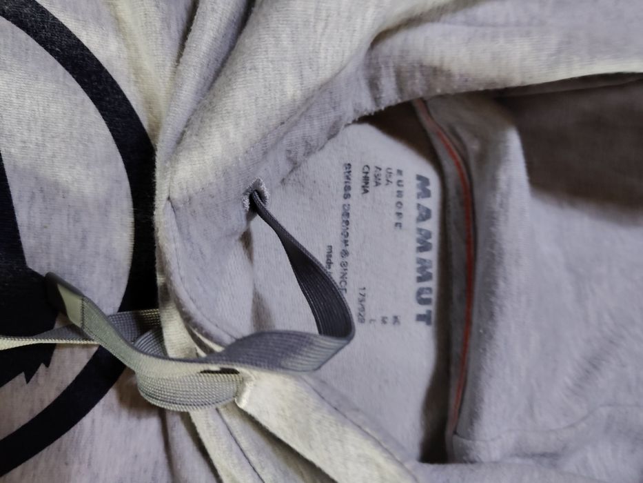 Продавам два суичера