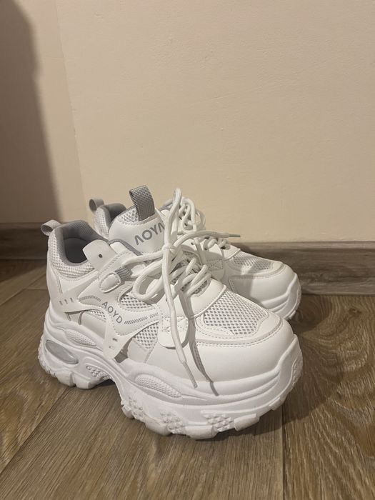 Бели маратонки на платформа