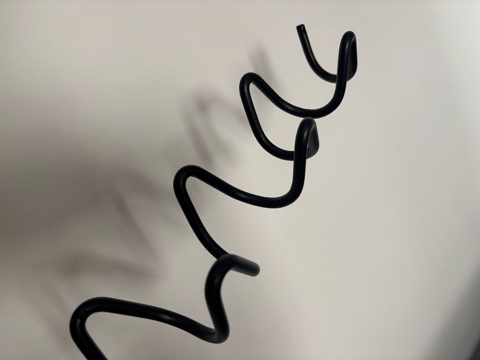 Метална артистична закачалка за дрехи 60см