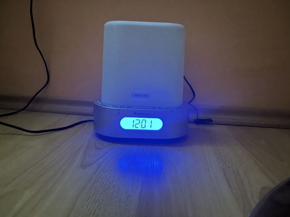 ceas, radio și lampă