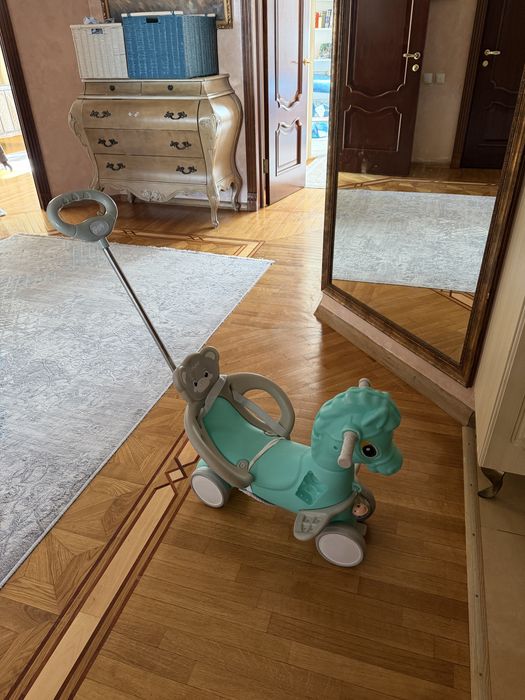 Игрушечный конь на колесах