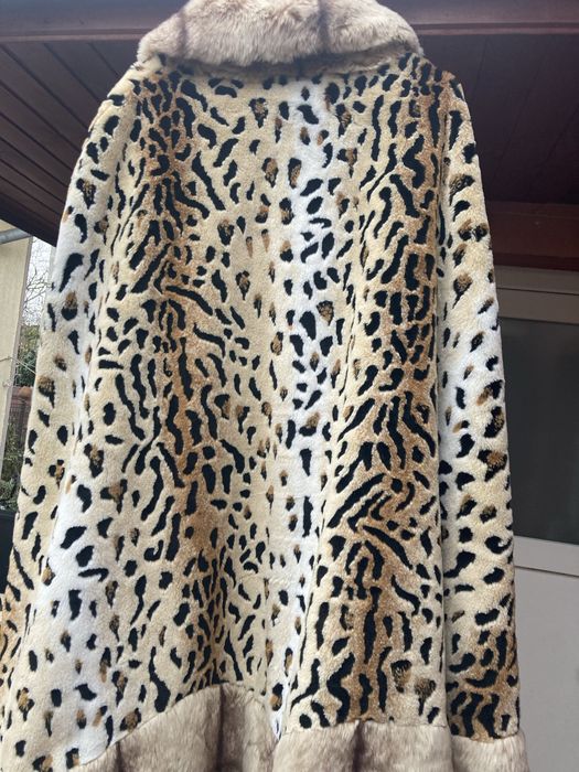 Capa blana artificiala groasa ,bine intretinuta fara urme de uzura