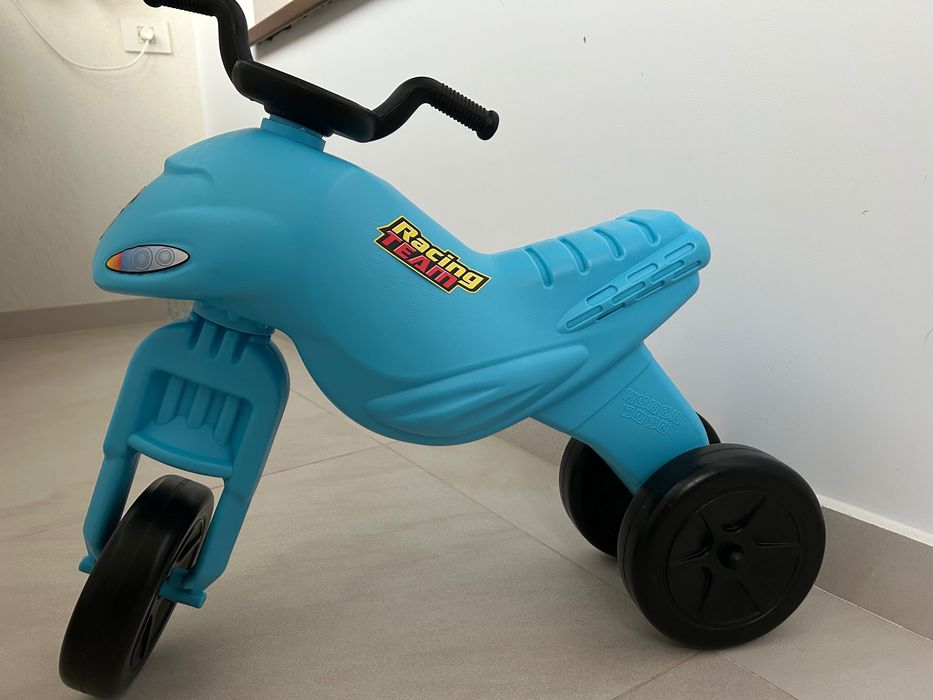 Motocicletă cu trei roti fără pedale