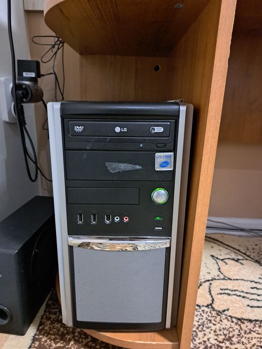 Компютър и монитор
