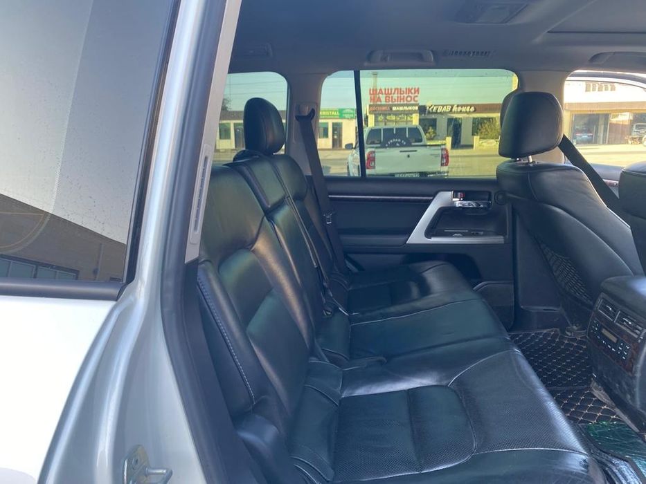 Продаётся ленд крузер 200