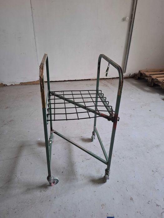 rafturi, mese  , scaune