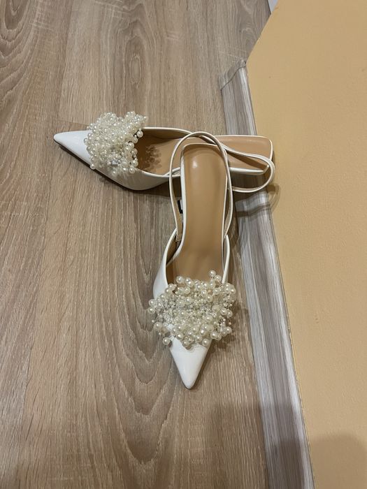 Vand sandale si pantofi NOI