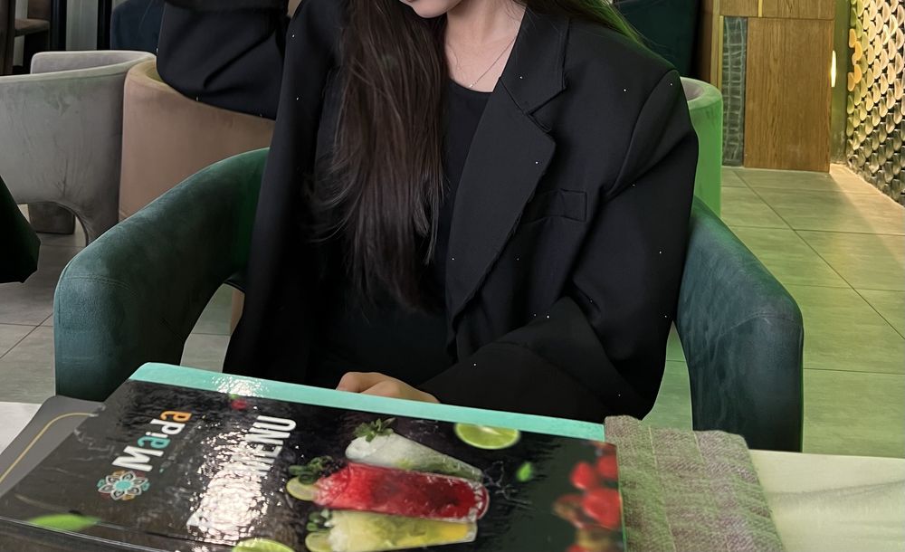 Черный пиджак со стразами