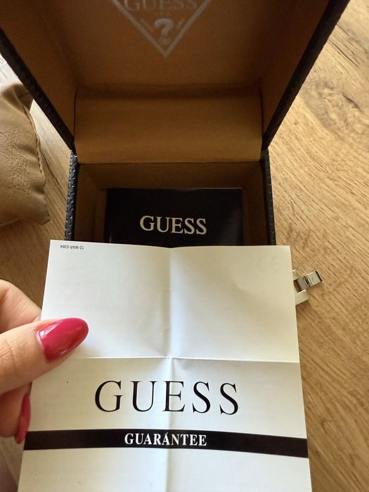 Продавам дамски часовник GUESS
