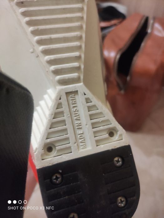 Много запазени ски обувки.