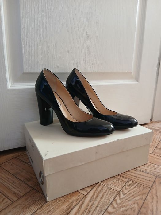 Продам классические лаковые натуральные туфли