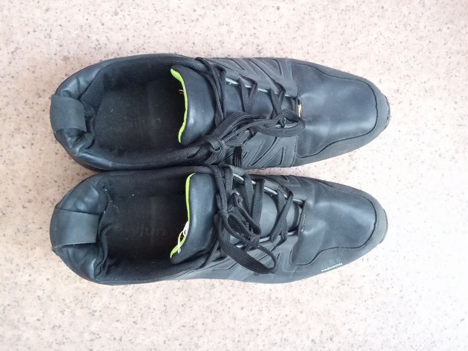 Продам сапожки, кроссовки, ботиночки.