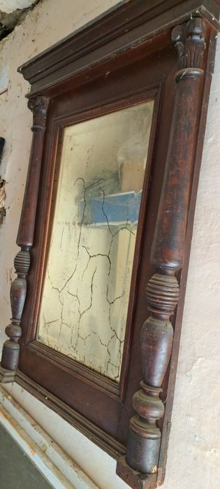 Oglinda veche din lemn