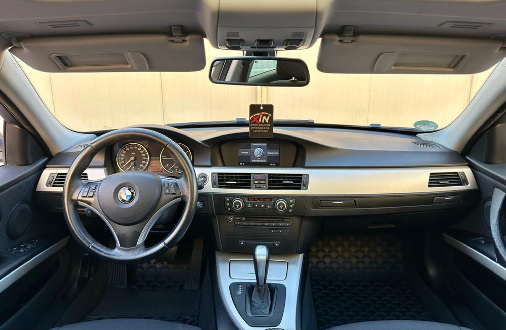 BMW 320D 177Cp E5 / Panoramic / Automat /Bi- Xenon