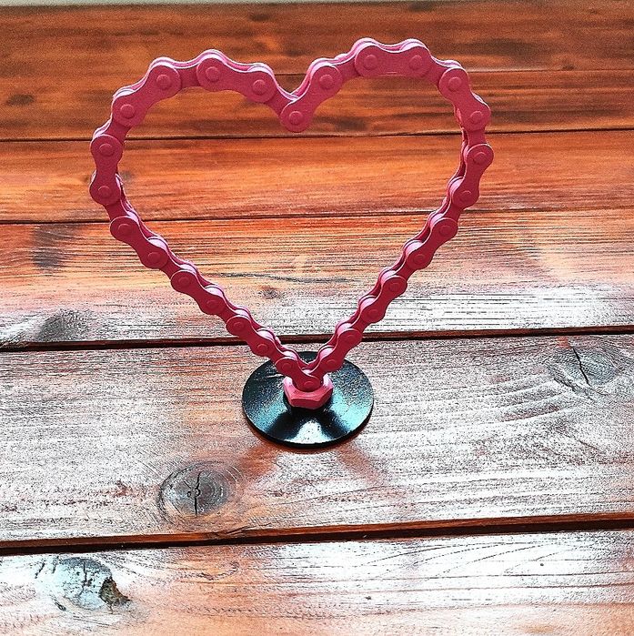 Сърце от рециклирани метални части, различни видове сти