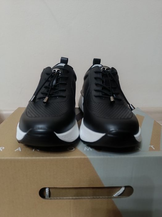 Новые кожаные кроссовки р36