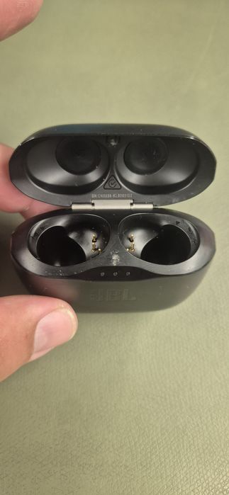 Зарядно за слушалки.