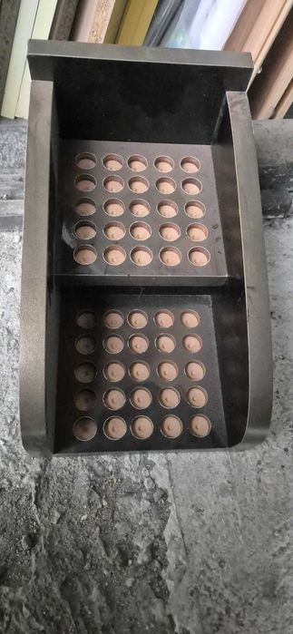 Продавам поставки за червила или парфюми.