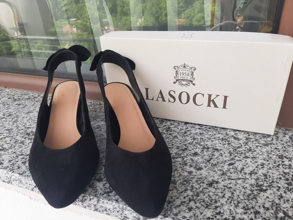 Дамски обувки на нисък ток от естествена кожа