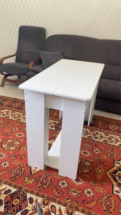 Стол для гостинной