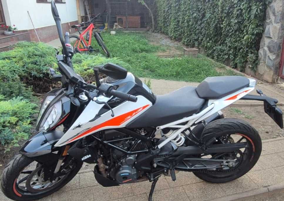 Vând KTM 390 Duke (2022) – Primul proprietar / Cumpărată de la Moto Emotion