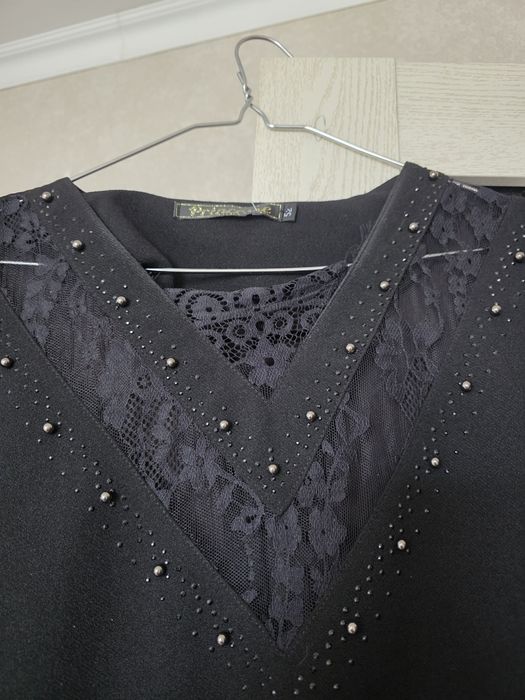 Продам платье с кружевами.