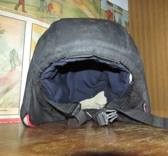 противогаз и каска