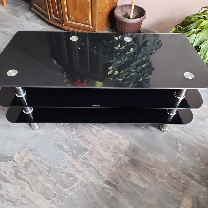 Продавам холова стъклена ТВ.маса