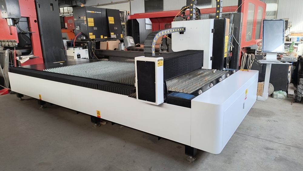 Mașină de debitat CNC fibră laser 6 kW