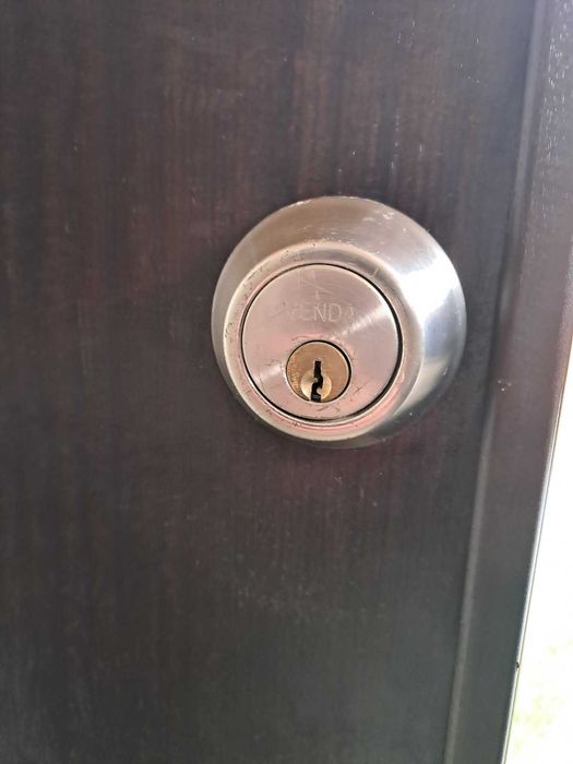 Блиндирана входна врата с каса