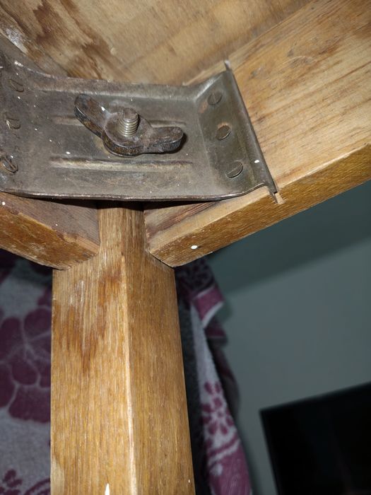 Срочно продам стол и стулья